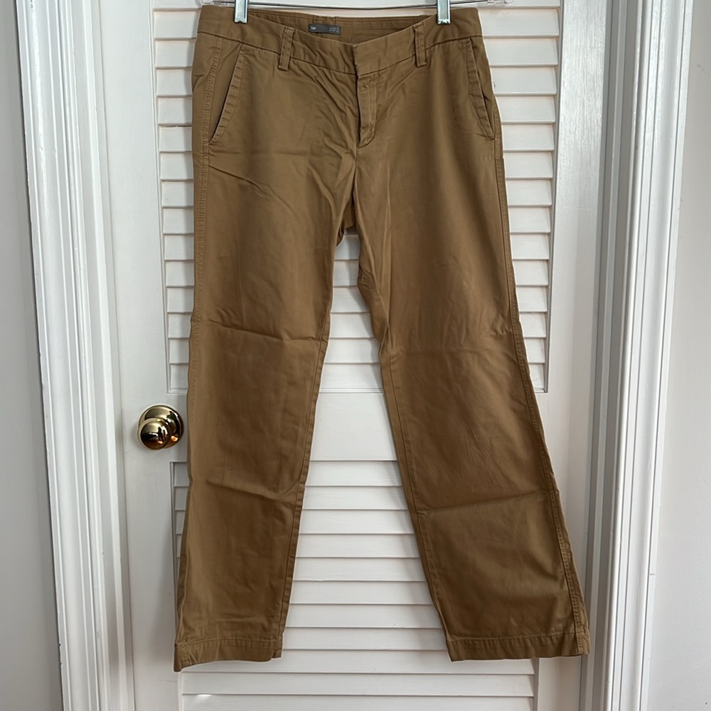 GAP Straight Leg Khakis. Ankle length. Mid rise. Size 2. EUC